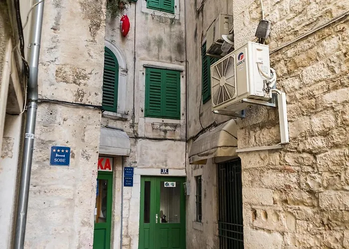 Apartment Centre Split